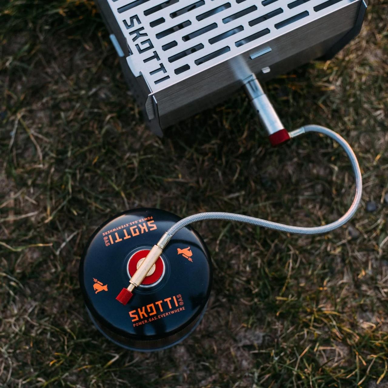 2235-500 SKOTTI Gaskartusche angeschlossen an den SKOTTI-Grill SKOTTI gas 500g screw cartridge