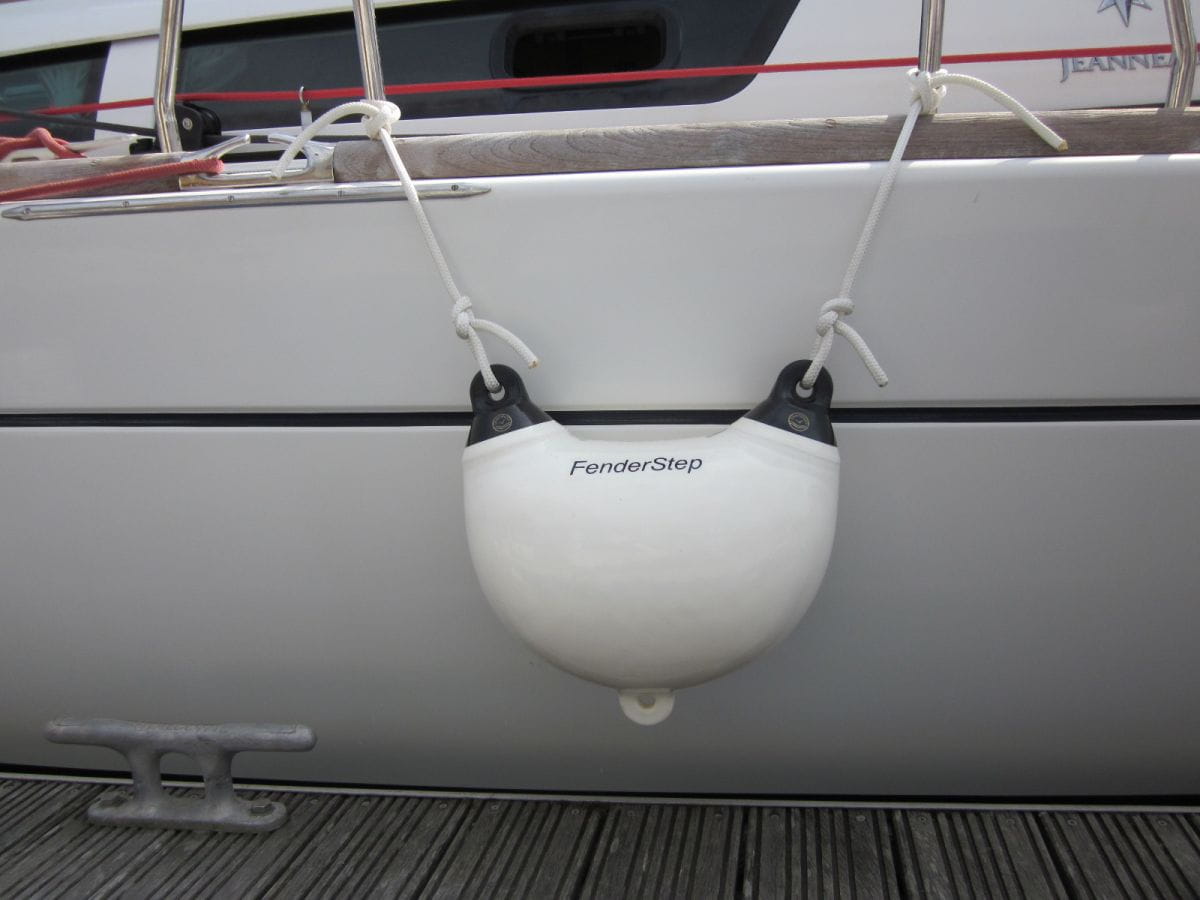 1894-053 FENDERSTEP 1-stufig weiß Beispiel für Anbringung am Seezaun längsseits