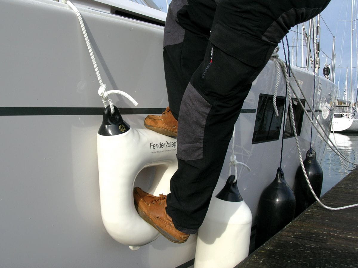 1894-054 FENDERSTEP Treppenfender zweistufig in Benutzung