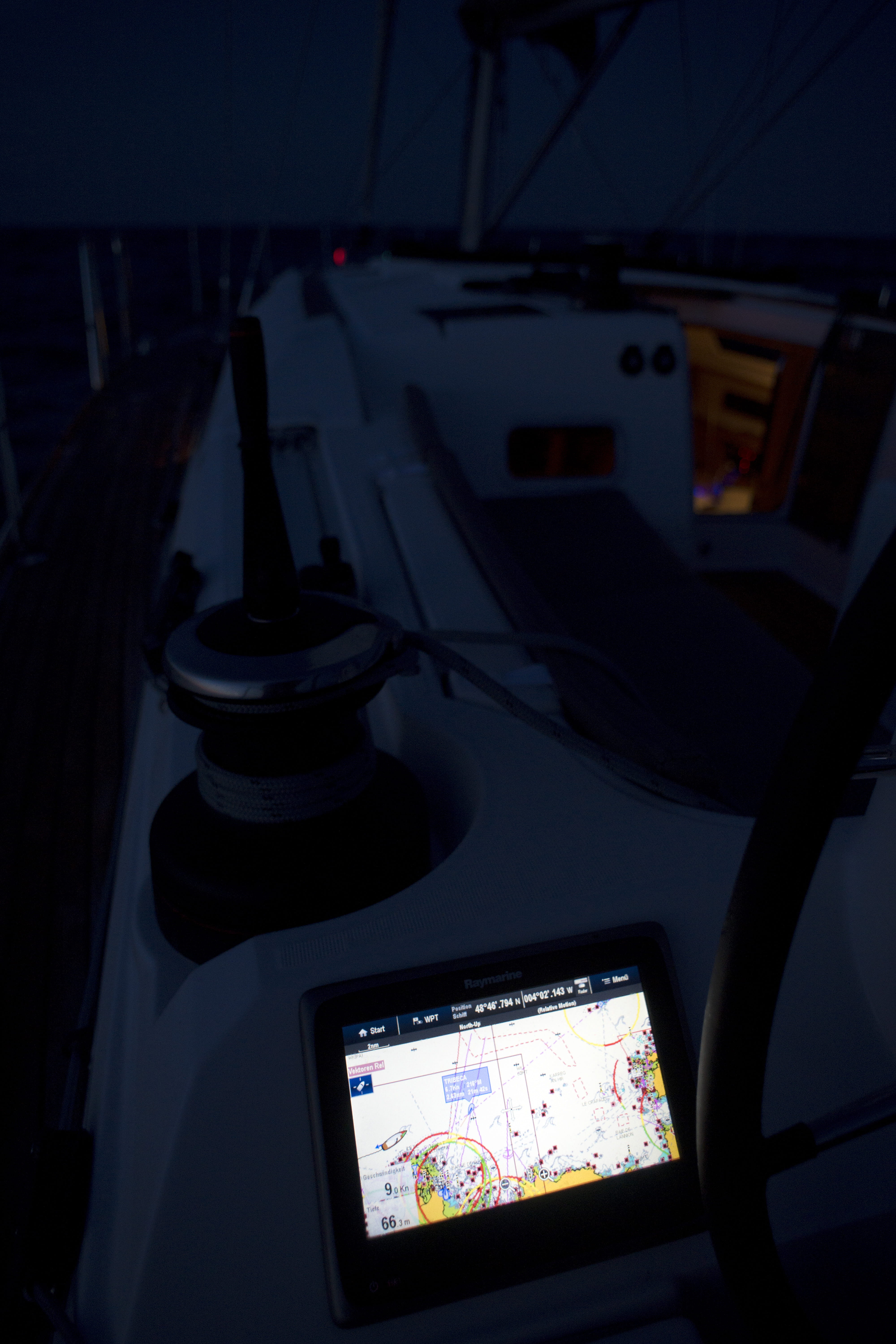 Raymarine-Plotter-bei-Nacht