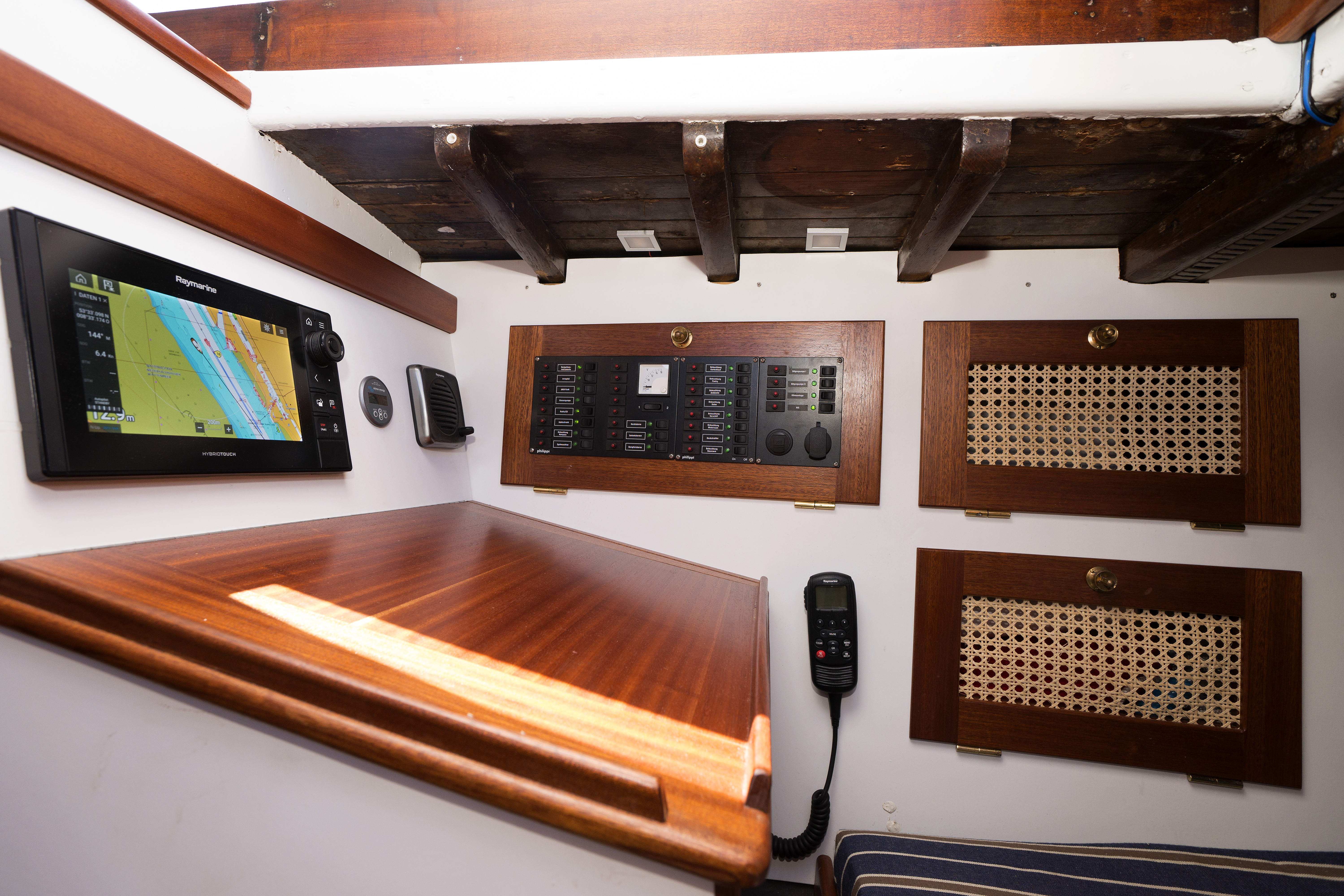Raymarine-Plotter-am-Kartentisch