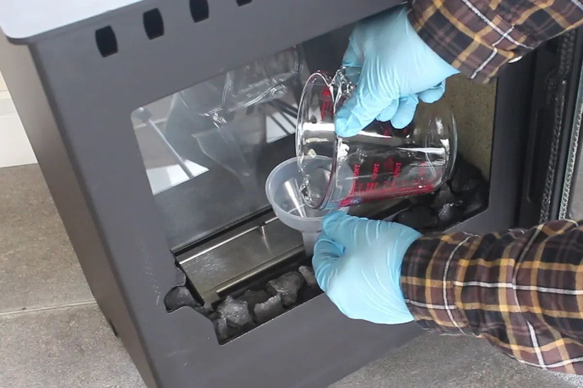 ARADA Bioethanol-Ofen HAMLET SOLUTION 5 - Befüllung der Brennerschale