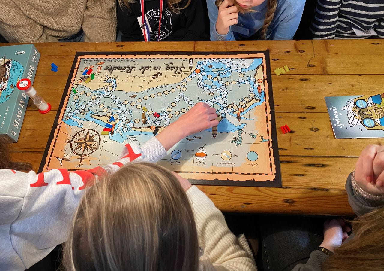 9235-002 SLAG IN DE RONDTE Brettspiel in Aktion